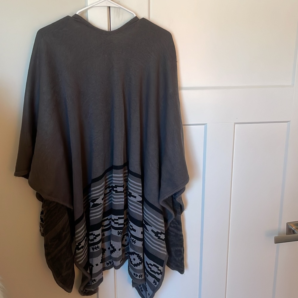 Francesca’s Collection Shaw - Picture 3 of 5